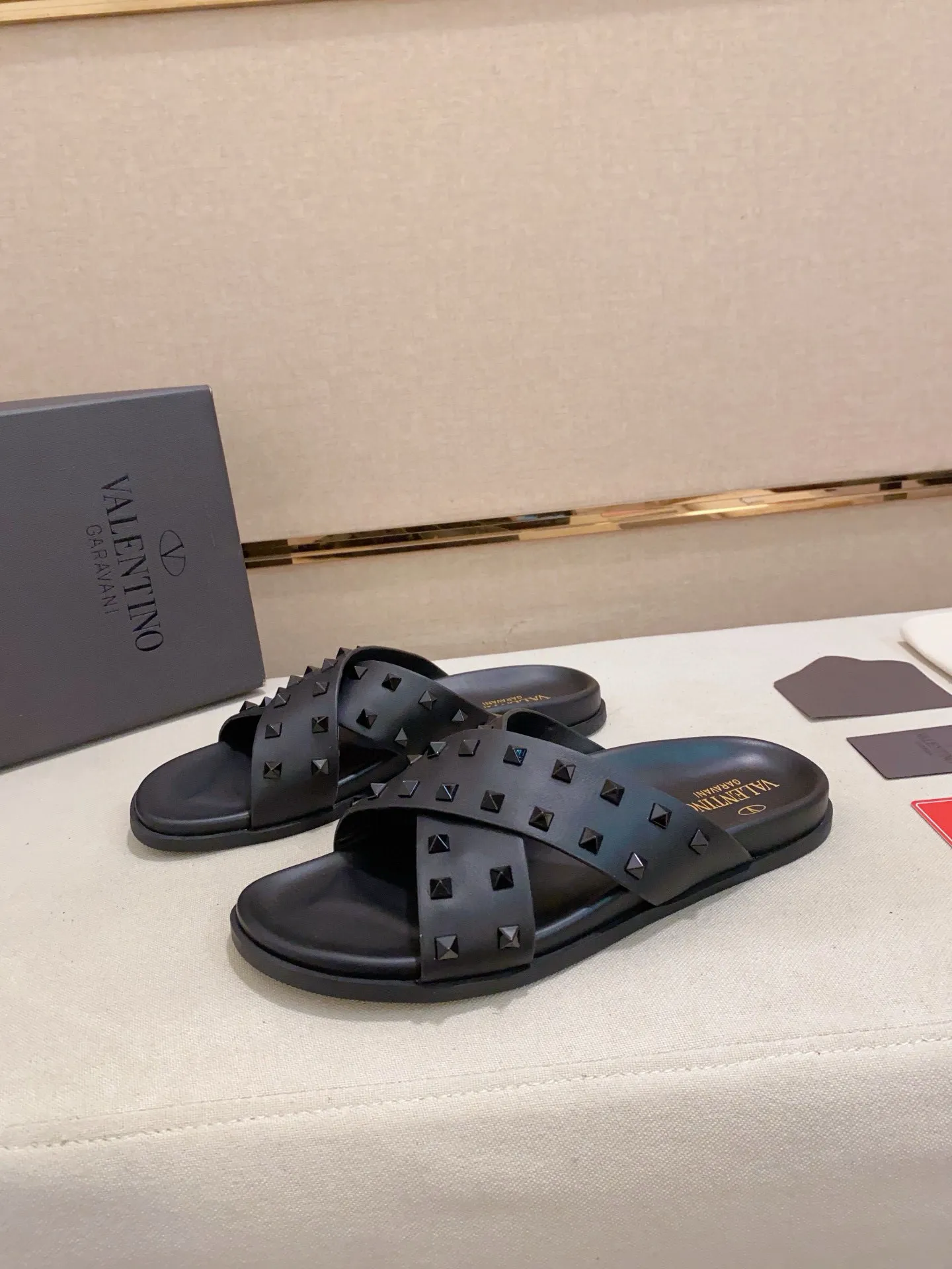 Men's shoes💰: 440💰[Valentino] New men's boutique slippers, counter quality, classic plaid, the actual workmanship is quite complex🔰The uppers are made of imported fabrics➕🐑Sheepskin lining, which tests the craftsman's craftsmanship➕original PU outsole. Size: 38-44 (45 can be customized, non-refundable)